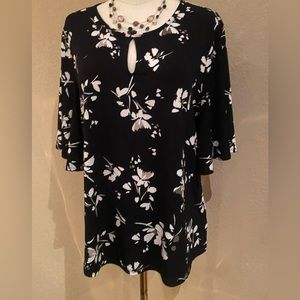 Very cute in ladies flared sleeve top size x-Large